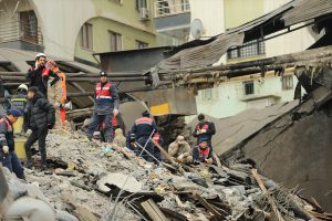 nova katastrofa spasioci na srušenoj zgradi zemljotres turska