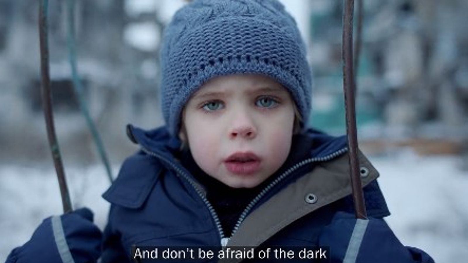 Tekst pesme You'll Never Walk Alone izrecitovali su Ukrajinci u moćnom filmu povodom prve godišnjice ruske invazije