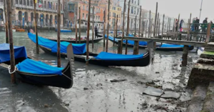 nivo mora u Veneciji presušili kanali gondole