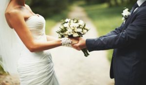 U Hercegovini par na vjenčanju drži se za ruke bidermajer