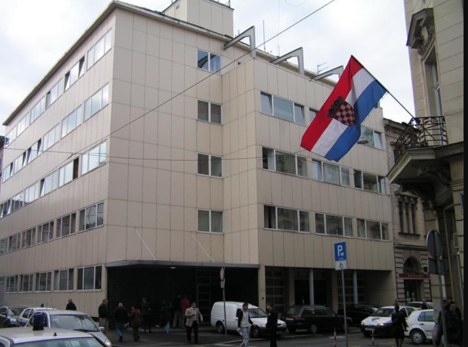 Masovno trovanje policajaca zgrada policijske uprave zagrebačke zastava hrvatske