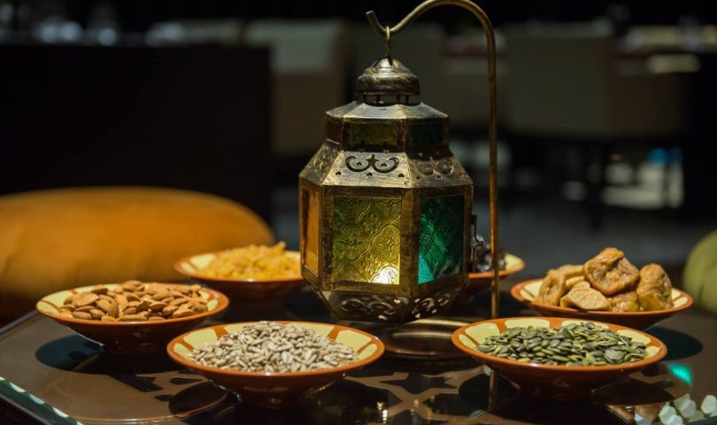 Sehur, “noćni” obrok, priprema je za dan koji slijedi, dok je iftar glavni obrok u toku dana. Ipak, treba obratiti pažnju na to