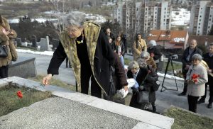 Udruženje "Društvo prijatelja grada Sarajeva" je danas obilježilo 6. mart - Dan pravednika, polaganjem cvijeća na grob Gorana Čengića