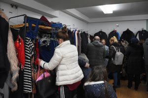 U prostorijama Udruženja Pomozi.ba u Sarajevu jutros je otvoren Humanitarni bazar kojeg su i ovaj put podržali brojni građani.