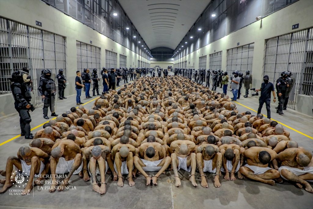 Još oko 2.000 zatvorenika smješteno je u novoizgrađeni mega zatvor u El Savladoru koji je kao najveći zatvor na američkom kontinentu