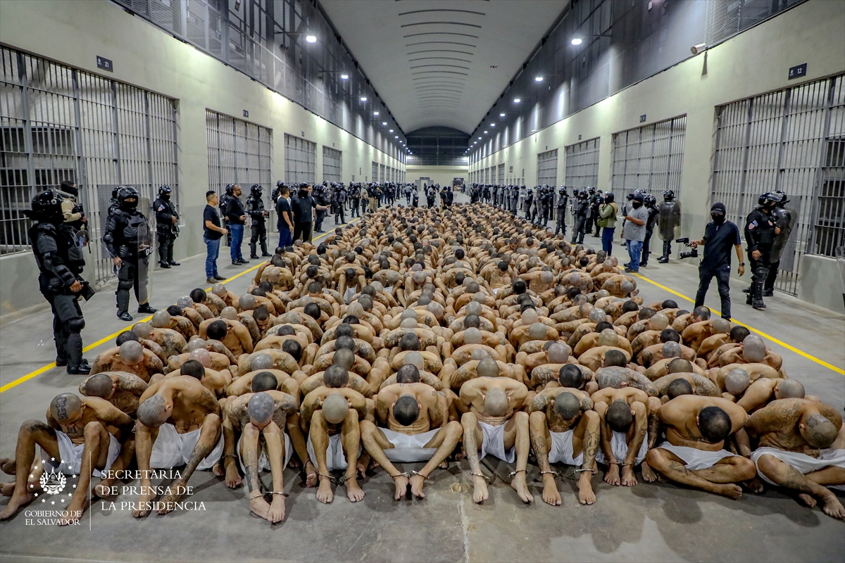 Još oko 2.000 zatvorenika smješteno je u novoizgrađeni mega zatvor u El Savladoru koji je kao najveći zatvor na američkom kontinentu