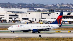 Prava drama odigrala se na letu iz Los Angelesa u subotu, nakon koje je priveden muškarac jer je otvorio vrata za hitne slučajeve u avionu