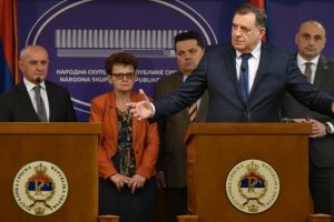 Milorad Dodik prijeti da će istući Johanna Sattlera