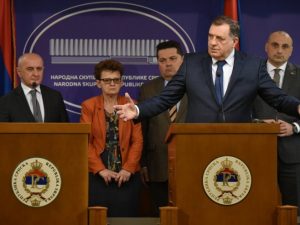 Milorad Dodik prijeti da će istući Johanna Sattlera