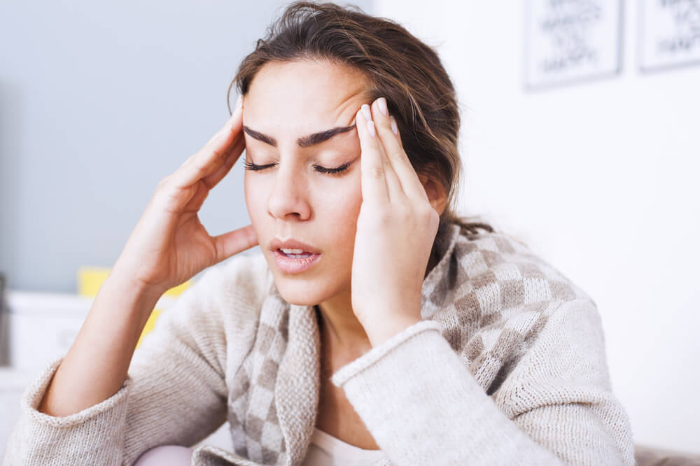 Glavobolje visoki pritisak žena ruke na glavi