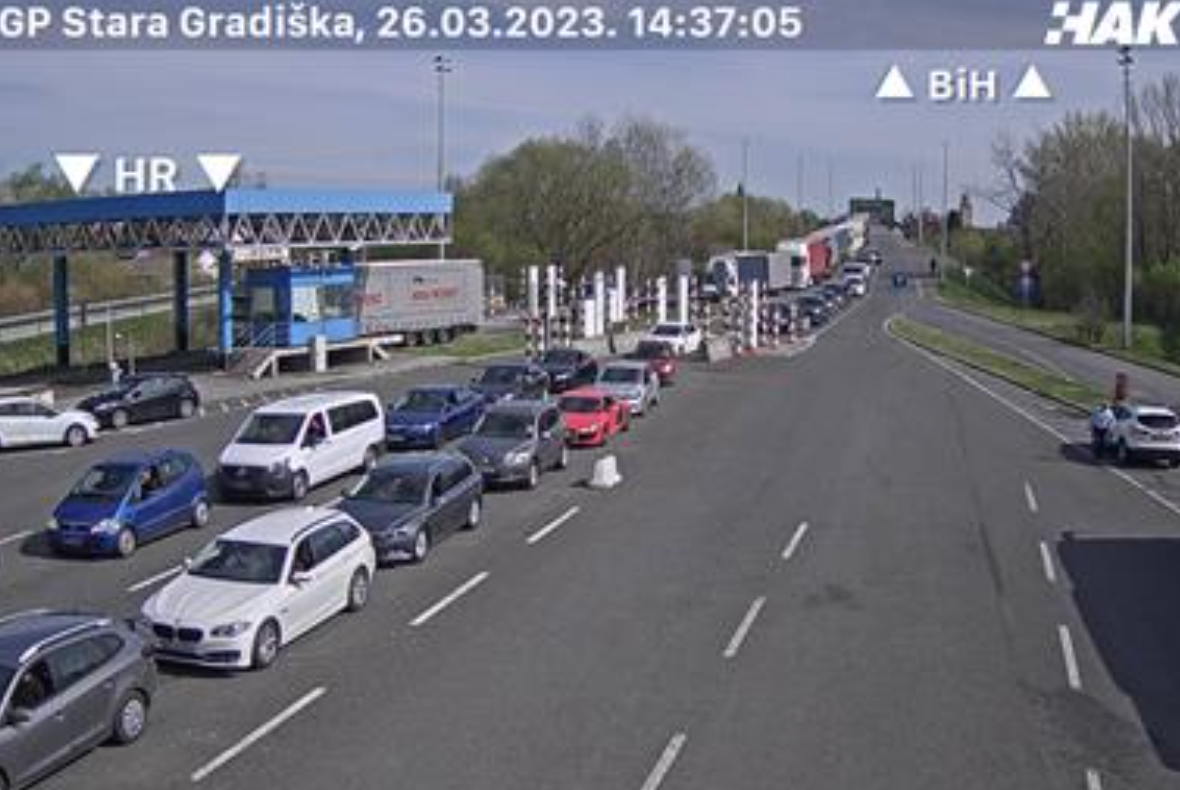 Na graničnim prelazima Velika Kladuša i Bosanska Gradiška pojačan je promet putničkih vozila na izlazu iz Bosne i Hercegovine