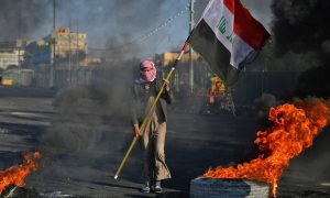 američke invazije na Irak maskiran drži iračku zastavu, neredi vatra