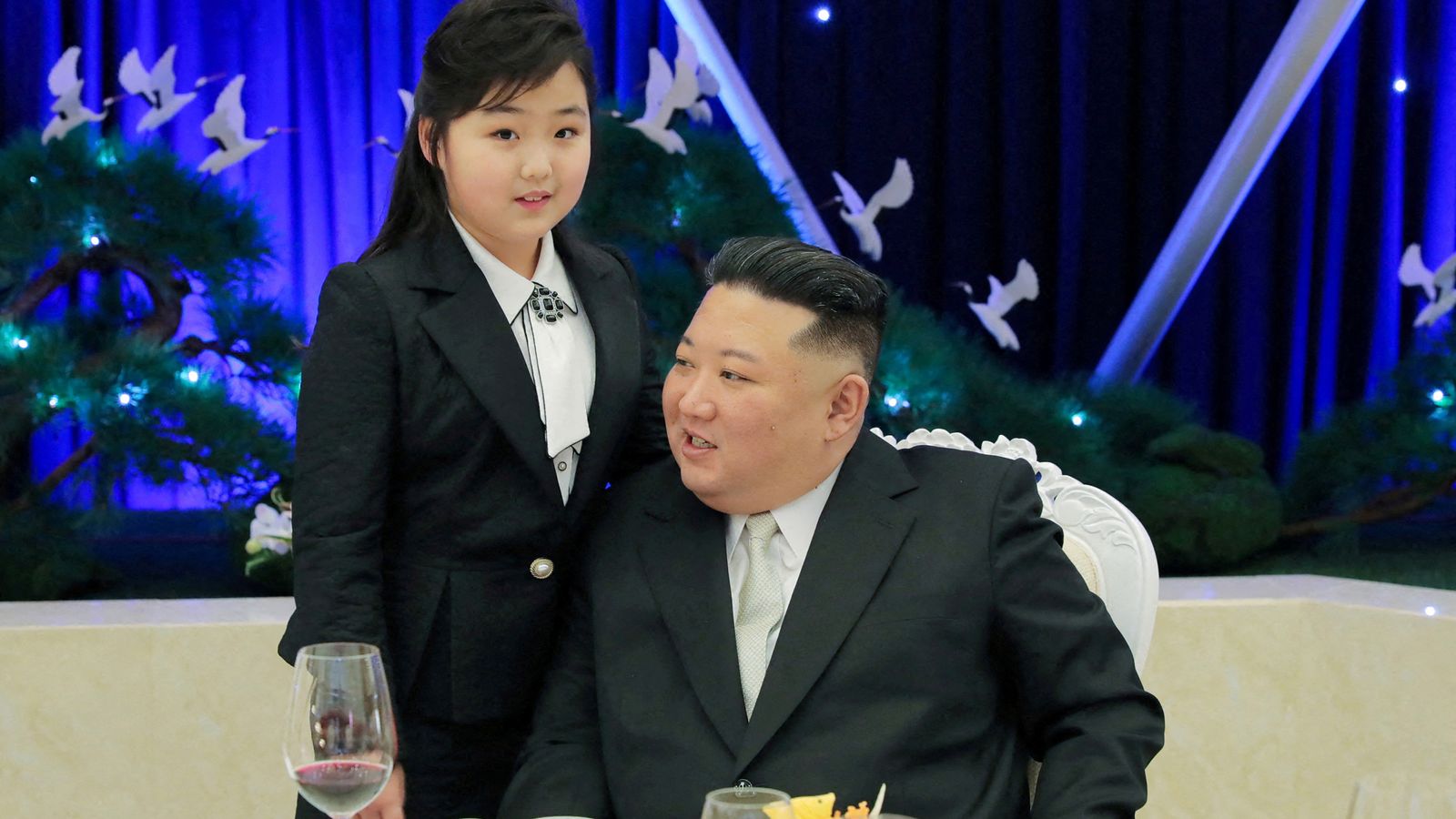 Kim Jong Un se pojavljuje sa kćerkom u javnosti kako bi je predstavio kao nasljednicu dok porodicu želi prikazati kao britansku monarhiju