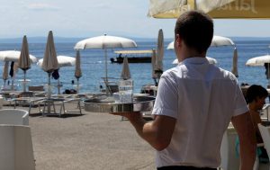 plaće za sezonce u Hrvatskoj konobar plaža