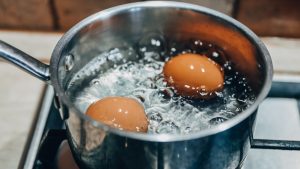 Ako želite li izazvati živahnu raspravu dovoljno je postaviti sasvim obično pitanje poput: "Trebamo li posoliti vodu kad kuhamo jaja?"