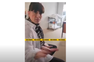 Na videosnimku se vidi dama koja se predstavlja kao pomoćnica direktora Ismeta Gavrankapetanovića koja pokušava oduzeti telefon pacijentici