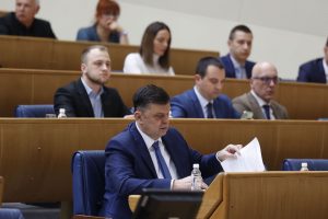 Predstavnički dom PS BiH u srijedu na četvrtoj hitnoj sjednici usvojio je većinom glasova Prijedlog zakona o budžetu