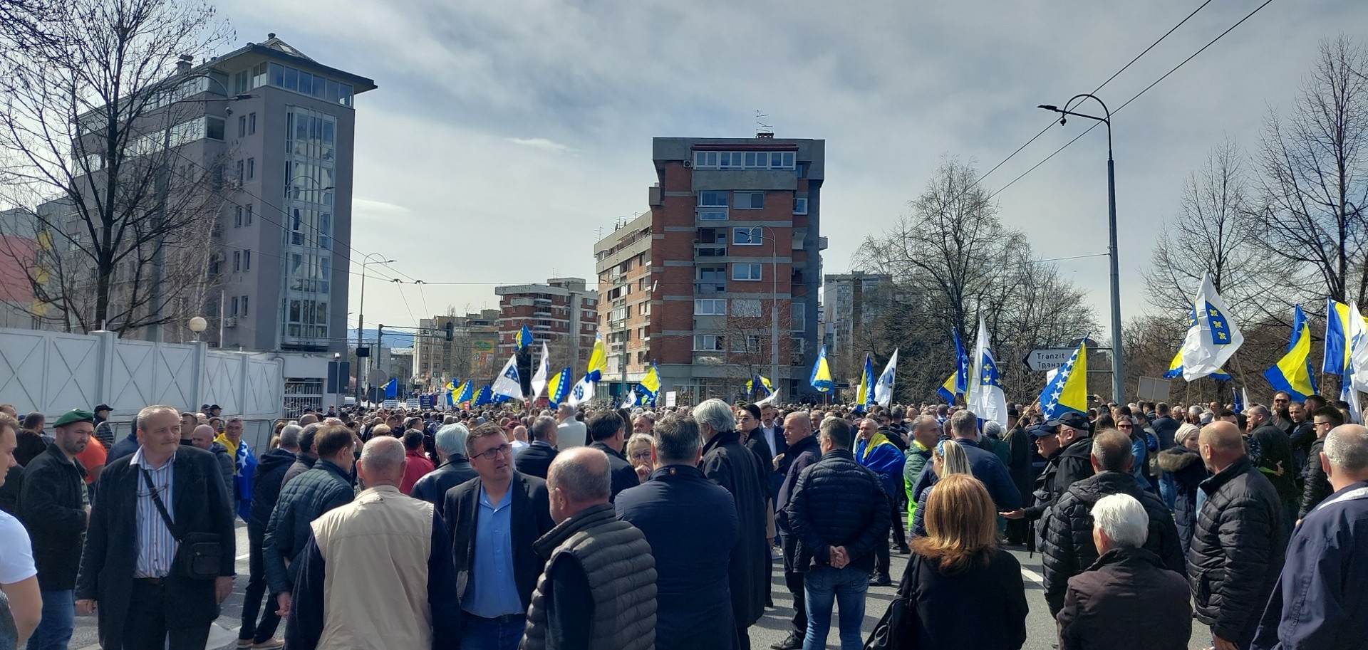 U organizaciji Asocijacije nezavisnih intelektualaca „Krug 99“ i grupe „ReSTART BiH“ ispred OHR-a u Sarajevu započeli su protesti građana