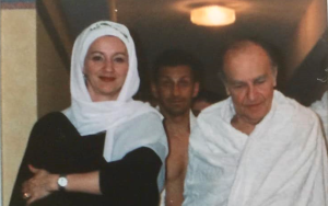 Sebija Izetbegović, objavila je na Facebook profilu fotografiju na kojoj je sa rahmetli Alijom Izetbegovićem i Osmanom Mehmedagićem