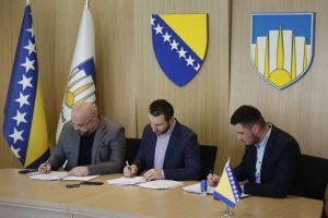 Adnan Šteta i Semir Efendić potpisali su danas s firmom Mevludin Komerc ugovor o izgradnji novog kružnog toka u toj općini.