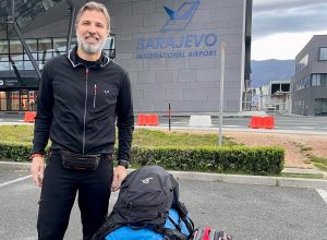Alpinista, triatlonac i bh. ironman Tomislav Cvitanušić krenuo je danas sa Međunarodnog aerodroma Sarajevo na put prema ostvarenju svog sna