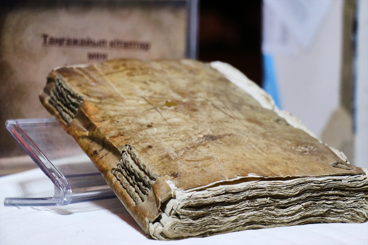 Prekriveno ljudskom leđnom kožom, djelo od 330 stranica, napisano na starom latinskom 1532. godine, izloženo je u Muzeju
