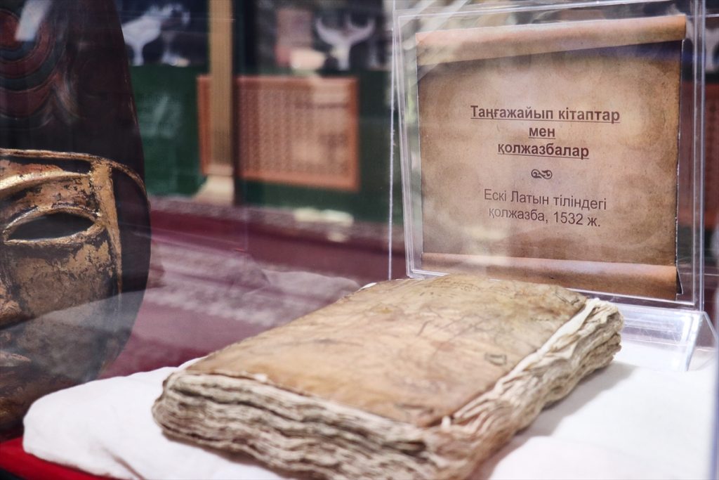 Knjiga obložena ljudskom kožom stoji u muzeju