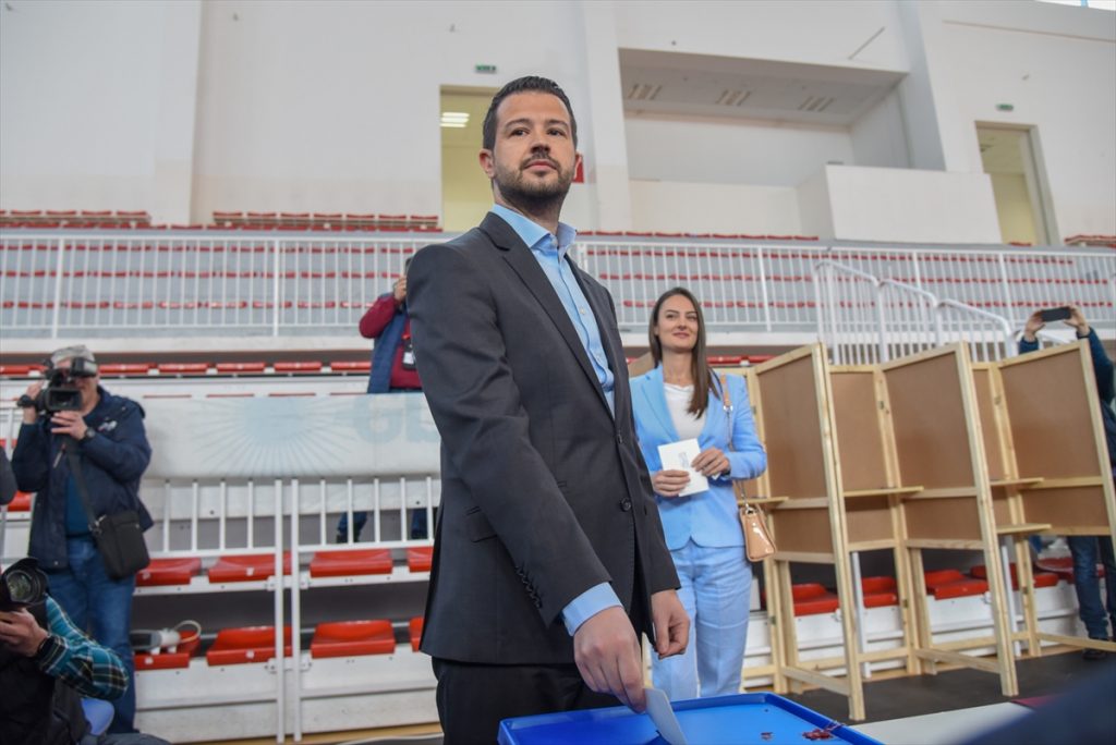 Predsjednički kandidat Jakov Milatović došao je na svoje biračko mjesto u Podgorici da glasa u pratnji supruge Milene, ali bez lične karte.