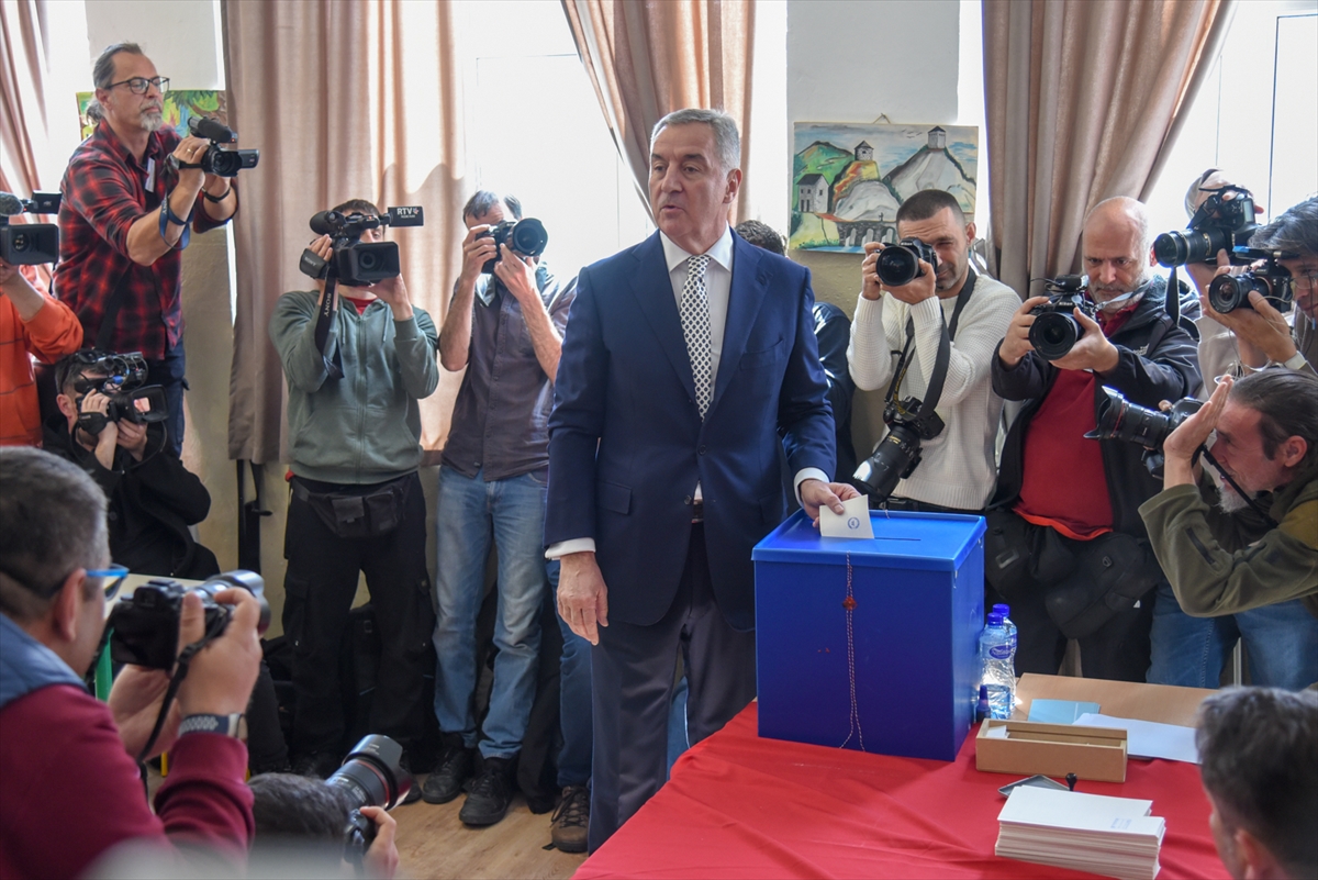 Aktuelni predsjednik Crne Gore i kandidat za novi petogodišnji mandat Milo Đukanović, glasao je danas u Podgorici.