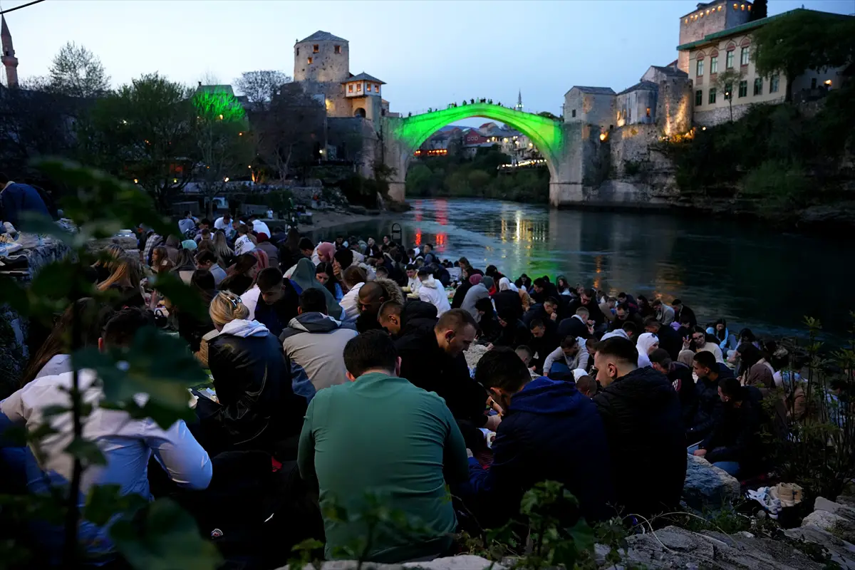 Na iftaru ispos Starog mosta čak 1.300 postača