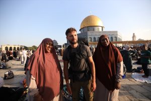 Mladi Francuz Neil Dauxois s oduševljenjem je dočekan nakon što je prepješačio 3.900 kilometara i stigao do džamije Al-Aksa