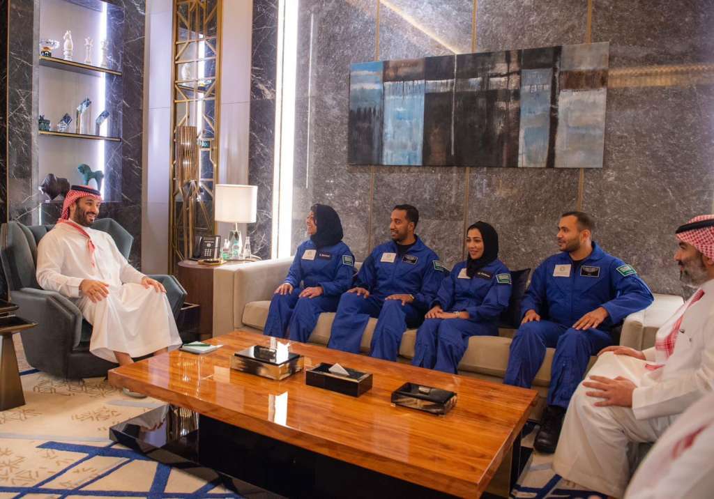 Saudijski princ Mohammed bin Salman primio je danas astronaute među kojima je i Rayana Bernawi, prva muslimanka u svemiru 