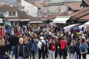 Brojni građani i turisti preplavili su danas ulice glavnog grada BiH, uživajući drugog dana Ramazanskog bajrama