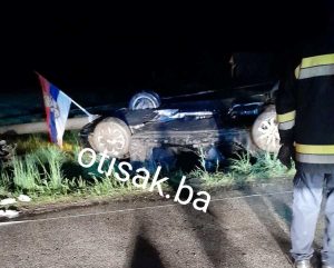 Večeras je u Sandićima kod Brčkog došlo do stravične saobraćajne nesreće u kojoj su poginuli otac i sin, objavio je portal Otisak.ba