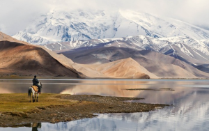 Srednjoazijska verzija Mrtvog mora na Bliskom istoku je crno jezero u blizini gradova Murghab u Tadžikistanu ili Oš u Kirgistanu