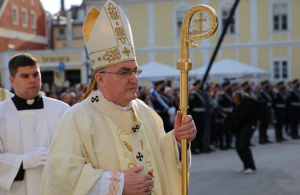 Apostolska nuncijatura u Hrvatskoj je saopćila da je papa Franjo prihvatio odreknuće zagrebačkog nadbiskupa Josipa Bozanića