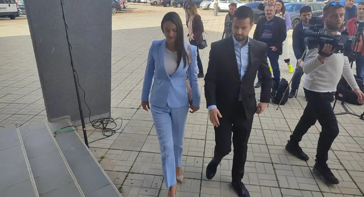 Predsjednički kandidat Jakov Milatović došao je na svoje biračko mjesto u Podgorici da glasa u pratnji supruge Milene, ali bez lične karte.