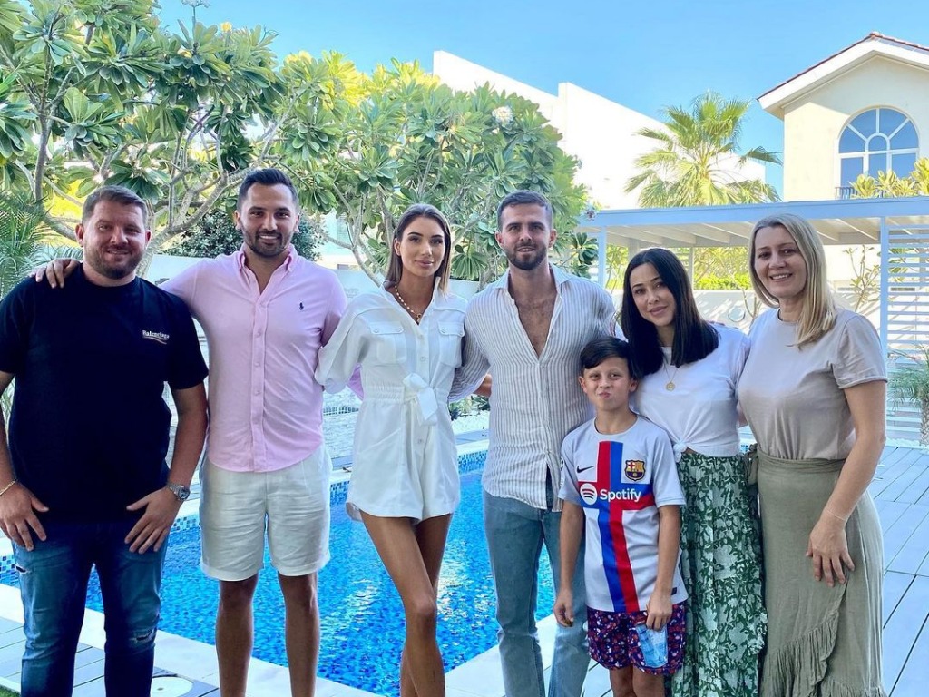 Bh. reprezentativac Miralem Pjanić (33) i bivši Zmaj Anel Hadžić (33) su u Dubaiju sa porodicom i svojim prijateljima obilježili Bajram.