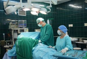 Ljekari u Poljskoj odstranili su pacijentici cistu na jajniku tešku 100 kilograma, objavila je Univerzitetska klinička bolnica iz Rzeszowa