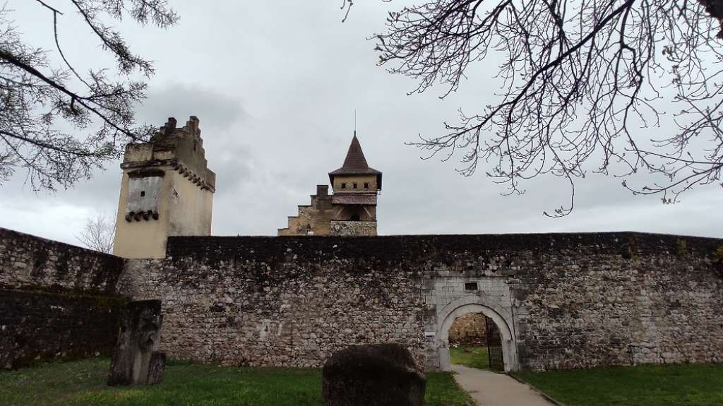 Stari grad Ostrožac 2013. godine proglašen je nacionalnim spomenikom, a iznimno vrijednim ga čini podatak da obuhvata tri historijske epohe