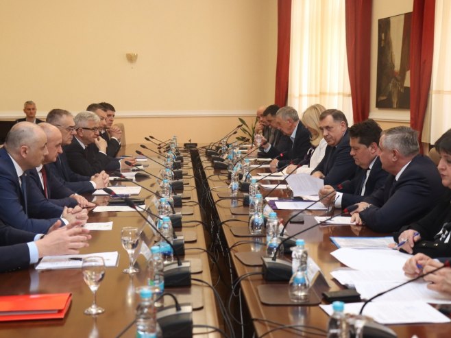U Banjoj Luci je u toku sastanak koji je sazvao predsjednik RS Milorad Dodik, a povodom zauzimanja jedinstvenog stava stranaka o imovini.