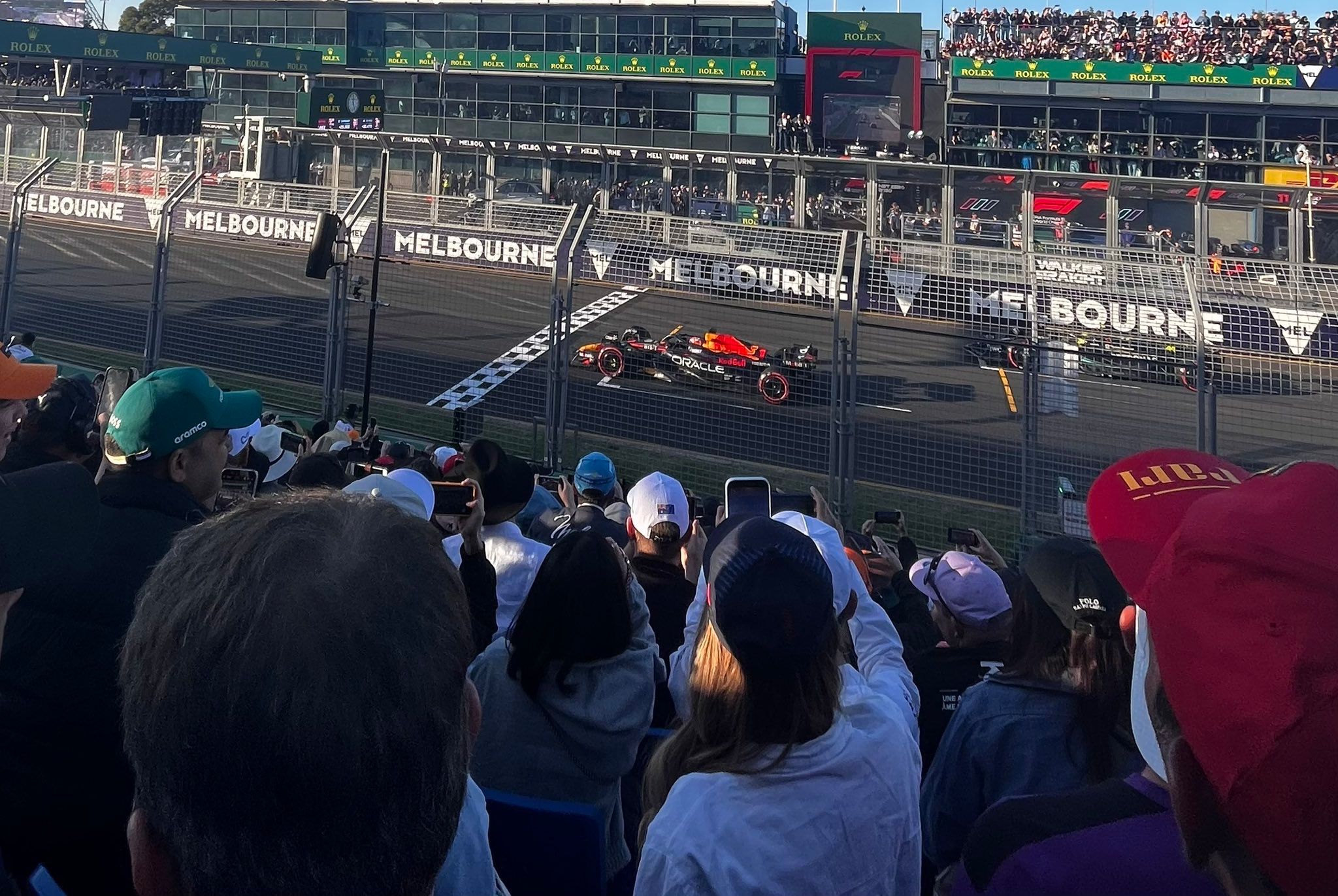 Nizozemac Max Verstappen (Red Bull) pobijedio na ludoj VN Australije nakon što je u utrku i krenuo s pole positiona