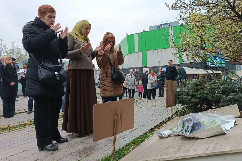 Ispred spomen-ploče na Trgu Alije Izetbegovića u Zenici obilježena je 30. godišnjica masakra nad civilima Zenice.