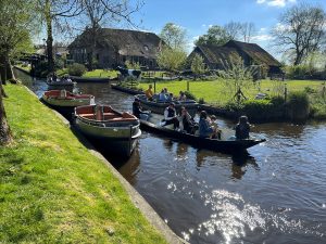 Giethoorn mnogi nazivaju "nizozemskom Venecijom", jer je pristupačno samo uz pomoć čamaca. Ovo selo idealno je za one koji žele miran život
