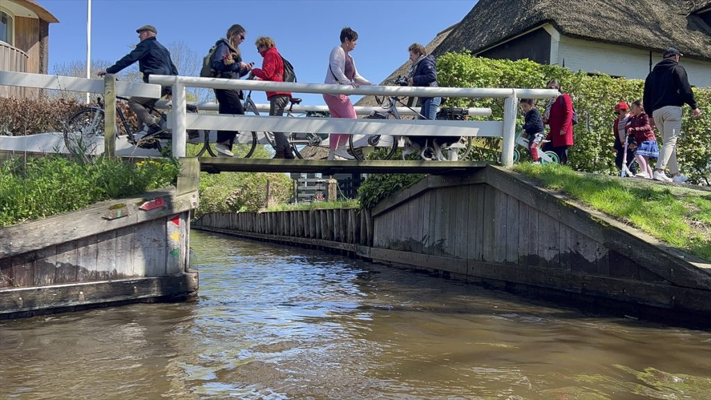 Giethoorn mnogi nazivaju "nizozemskom Venecijom", jer je pristupačno samo uz pomoć čamaca. Ovo selo idealno je za one koji žele miran život