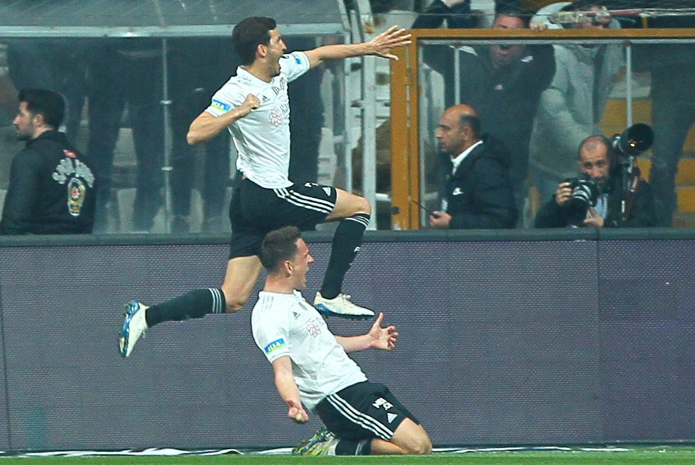 Fudbalski reprezentativac BiH i član turskog prvoligaša Besiktasa Amir Hadžiahmetovićsino protiv Galatasaraya postigao je svoj prvi pogodak