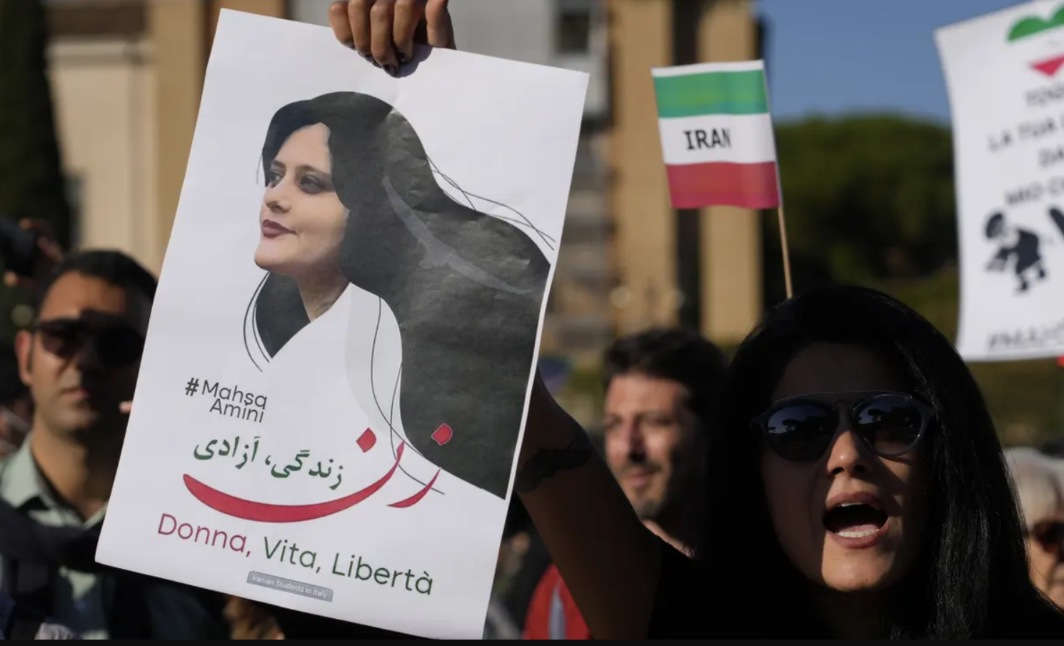 Vlasti Irana su se okrenuli novim, manje nametljivim taktikama kažnjavanja žena koje odbijaju nositi hidžab.