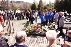 Delegacija FK Željezničar i brojni navijači odali su danas počast Ivici Osimu uz riječi "Švabo, volimo te!" i položili cvijeće na njegov grob