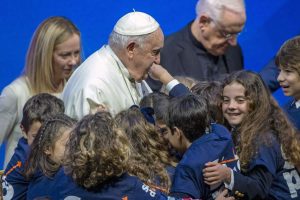 Osnivanje porodice u Italiji postaje "titanski napor" koji samo bogati mogu priuštiti, upozorio je papa Franjo, javlja BBC.