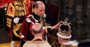 Kralj Charles i princ William podijelili su emotivan trenutak tokom krunidbene ceremonije kad se William zakleo monarhu na odanost